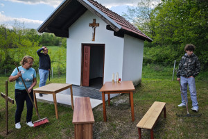 Pripreme za blagoslov polja na Batkovića groblju